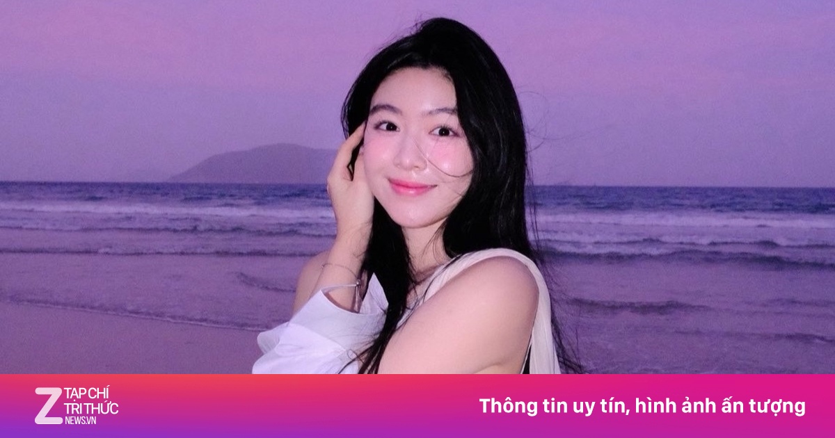 Phong Cách Đối Lập Của Hai Con Gái MC Quyền Linh Khi Đi Biển