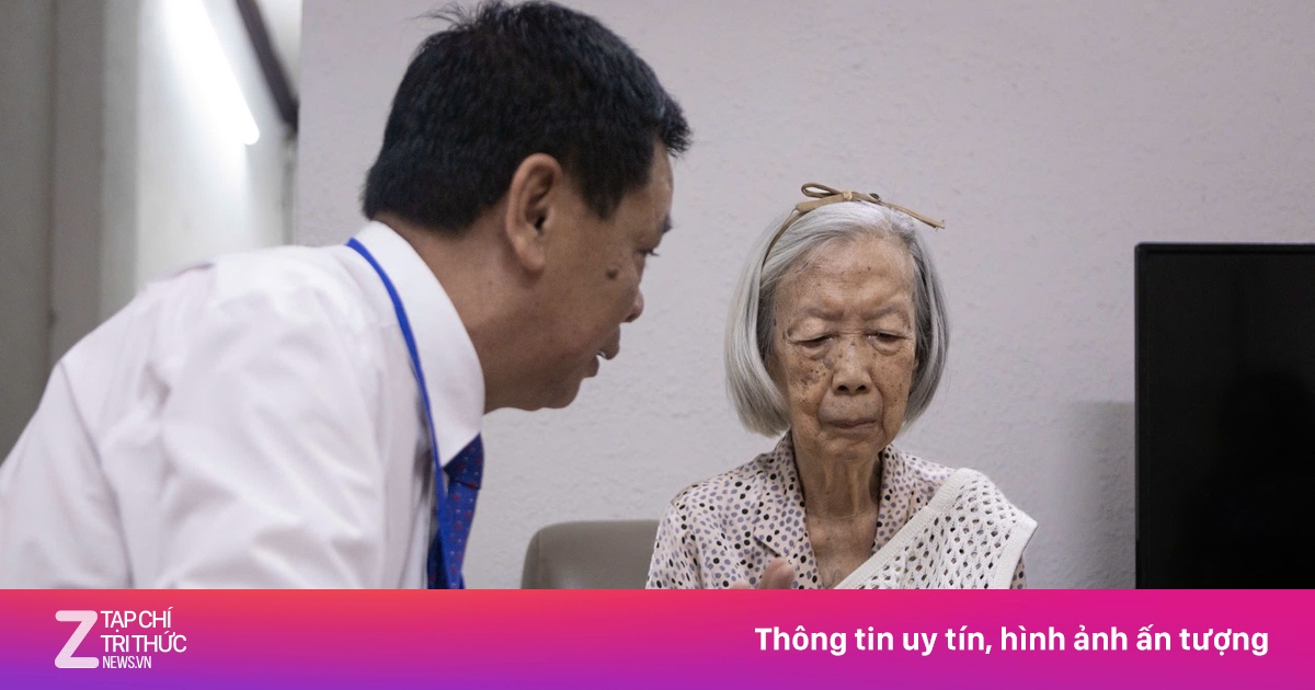 Cán bộ mang thùng phiếu đến nhà hỗ trợ cử tri 91 tuổi tại TP.HCM bỏ phiếu