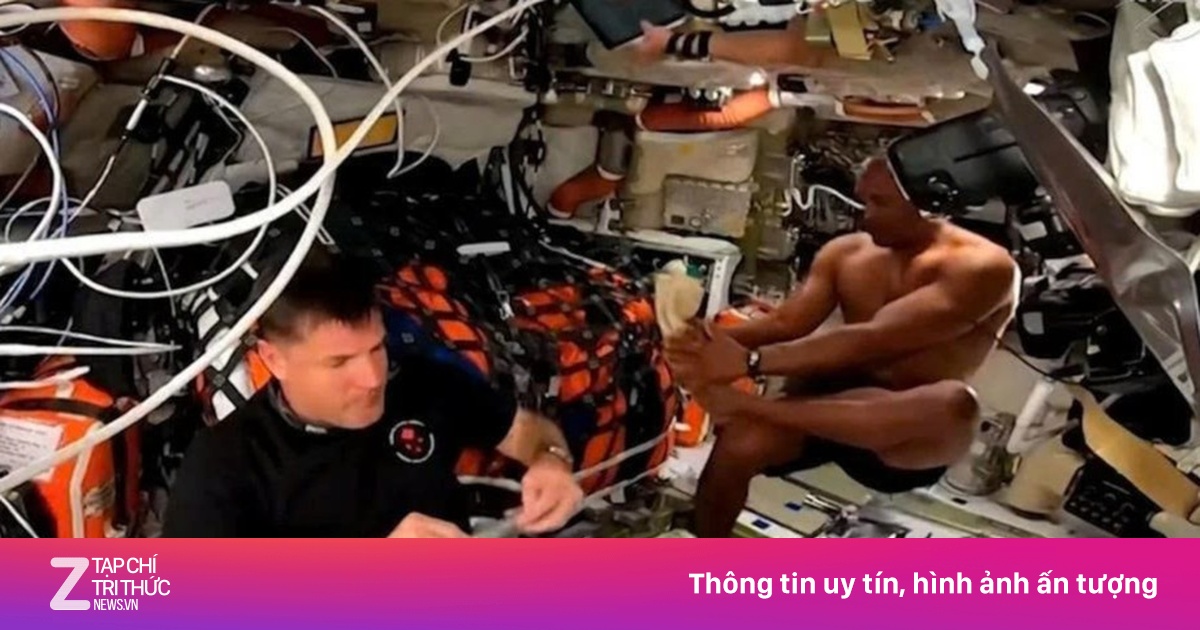 NASA vội cắt sóng vì phi hành gia cởi đồ 'tắm' giữa không gian