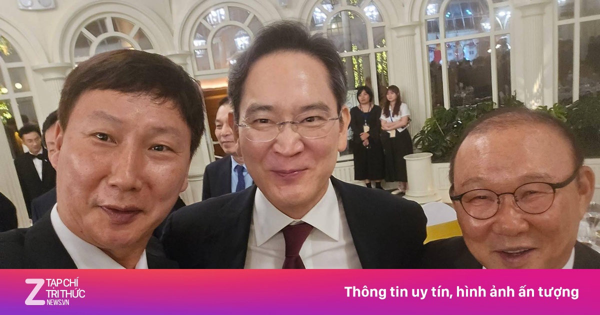 Ông Park Hang-seo gây chú ý khi đăng ảnh chụp chung với HLV Kim Sang-sik và Chủ tịch Samsung