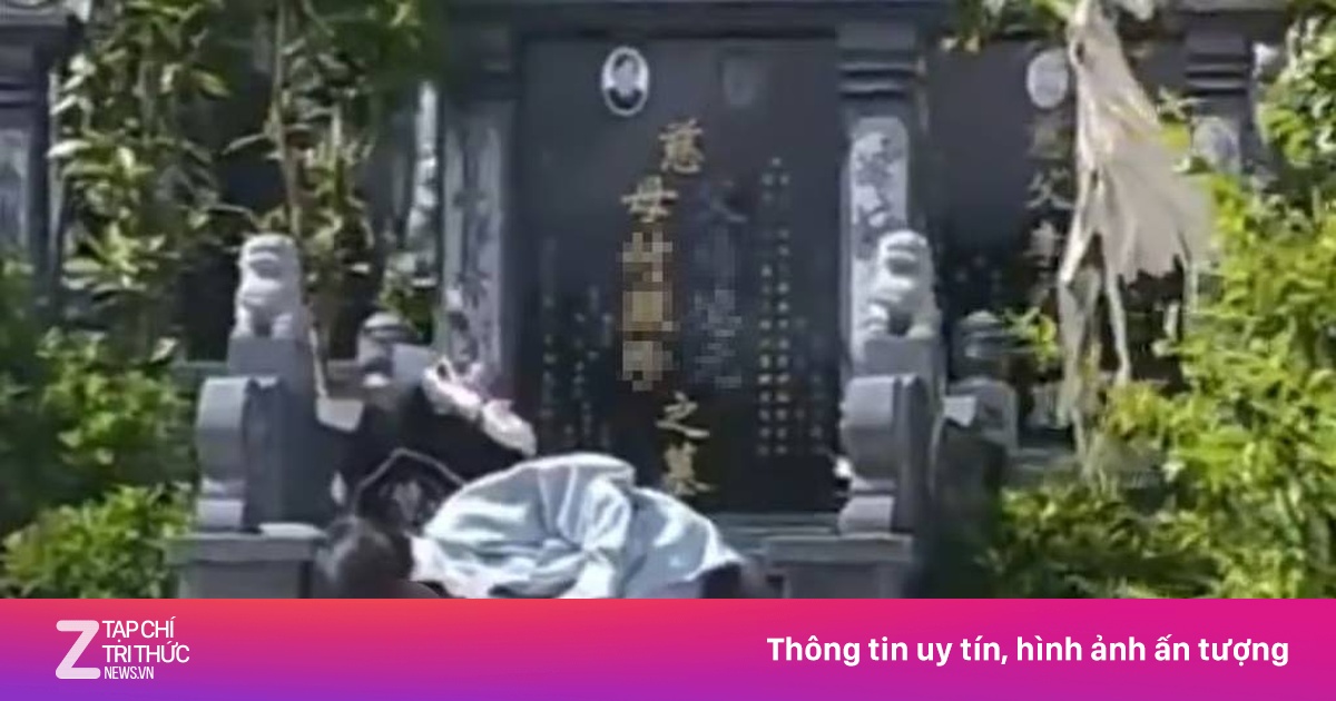 Bé gái nằm bên mộ ông bà khiến triệu người xúc động