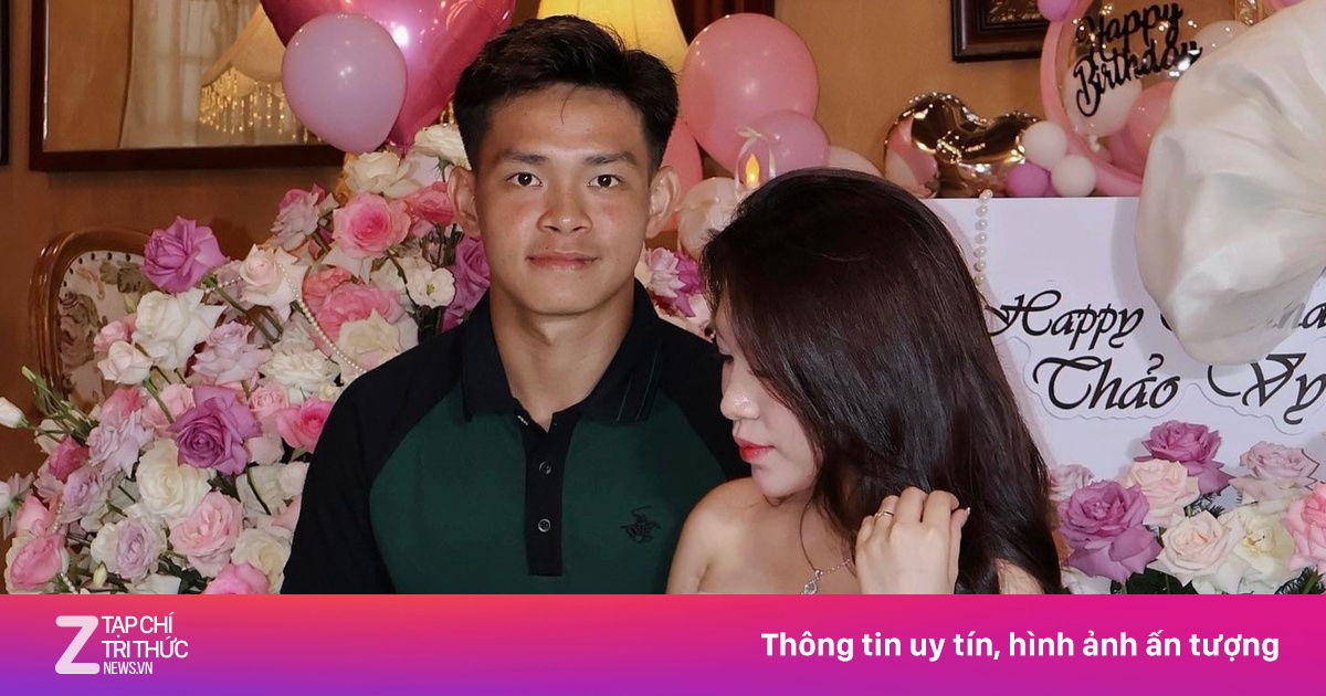Tiền đạo tuyển Việt Nam Bùi Vĩ Hào đón cặp sinh đôi ở tuổi 23