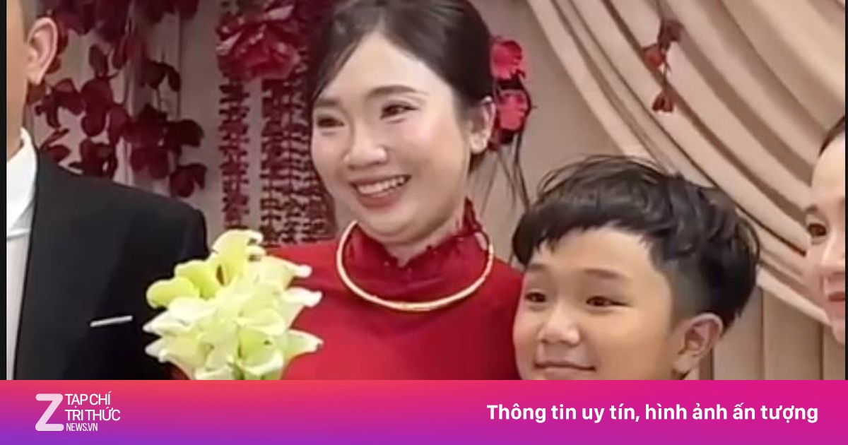 Món quà cưới đặc biệt từ em trai 10 tuổi tặng cô dâu trong ngày cưới