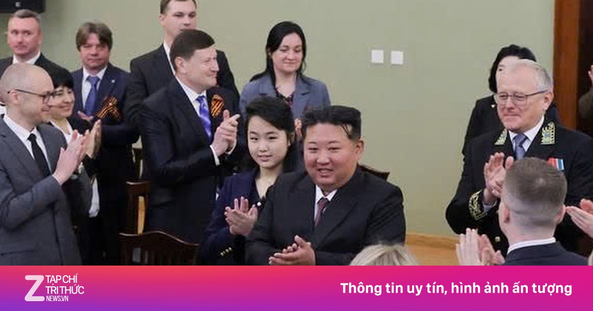 Ông Kim Jong Un và ái nữ bất ngờ đến thăm Đại sứ quán Nga