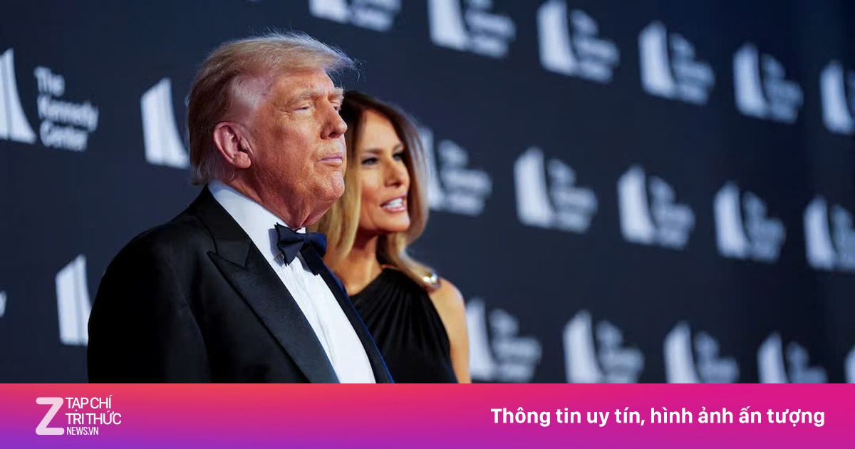 Người la ó, người vỗ tay khi ông Trump xuất hiện tại đêm nhạc kịch