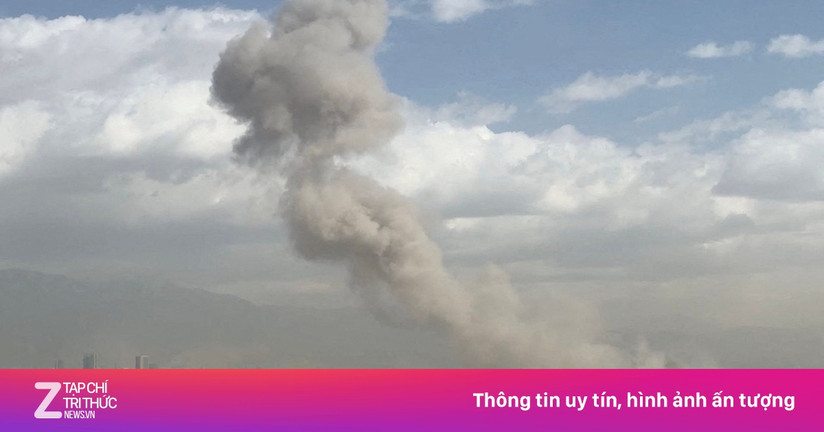 Video ghi lại khoảnh khắc khói bốc lên gần căn cứ tình báo Iran