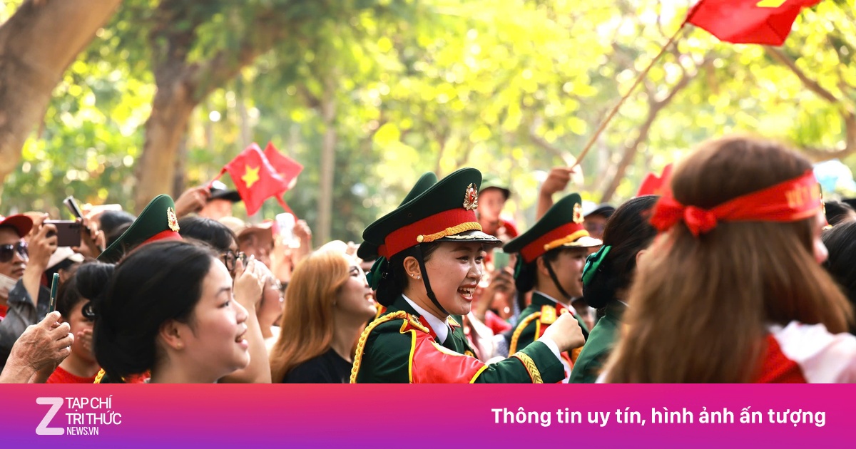 Khoảnh khắc nữ chiến sĩ Quân y nhảy dân vũ 'giữa vòng tay nhân dân'