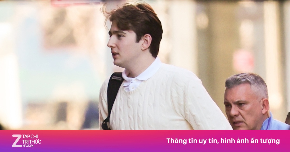 Bà Melania Trump 'phát cáu' khi con trai Barron bị chụp lén