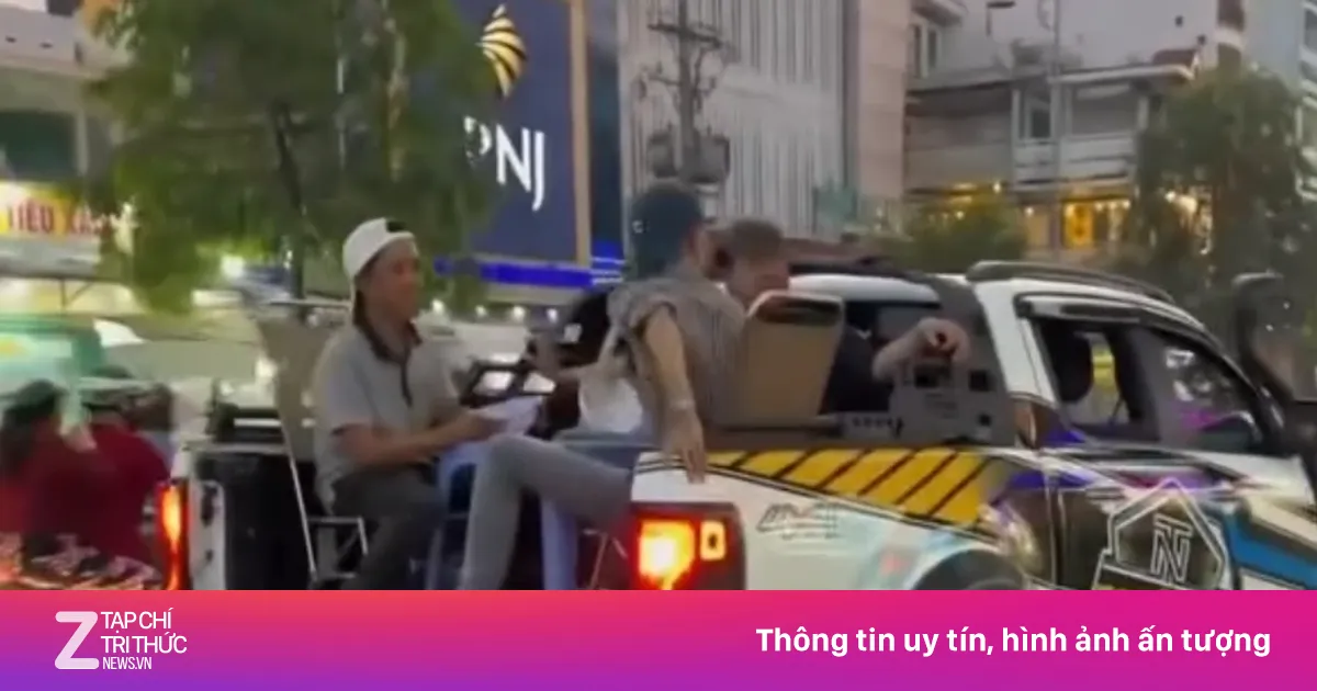 Nhóm người ngang nhiên ăn uống trên thùng xe bán tải giữa đường TP.HCM