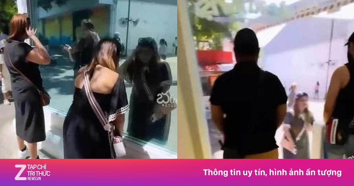 Gương hai chiều kỳ quái trong nhà vệ sinh công cộng ở Bangkok