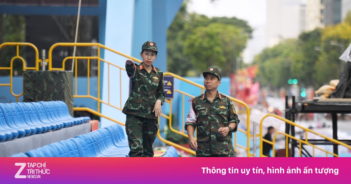 Toàn cảnh khán đài chính trên đường Lê Duẩn trước đại lễ 30/4