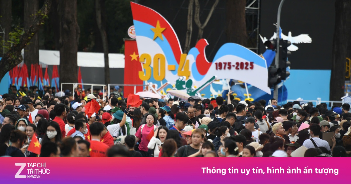 Ngồi kín vỉa hè từ giữa trưa để chờ xem sơ duyệt diễu binh ở TP.HCM