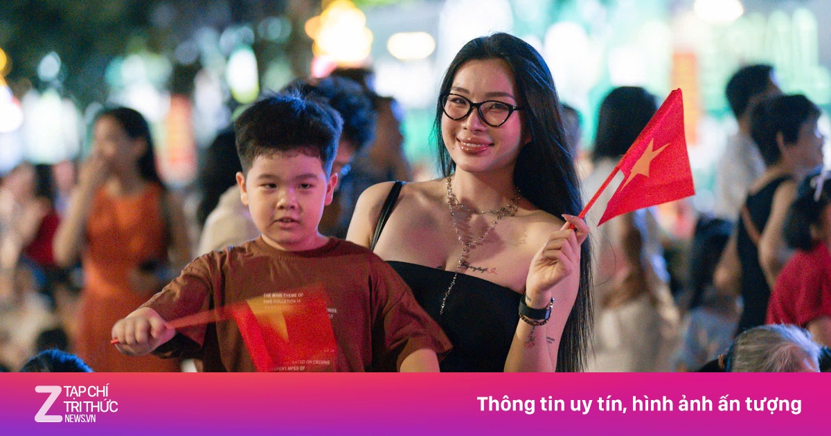 Biển người đổ về trung tâm TP.HCM xem pháo hoa, trình diễn 3D Mapping