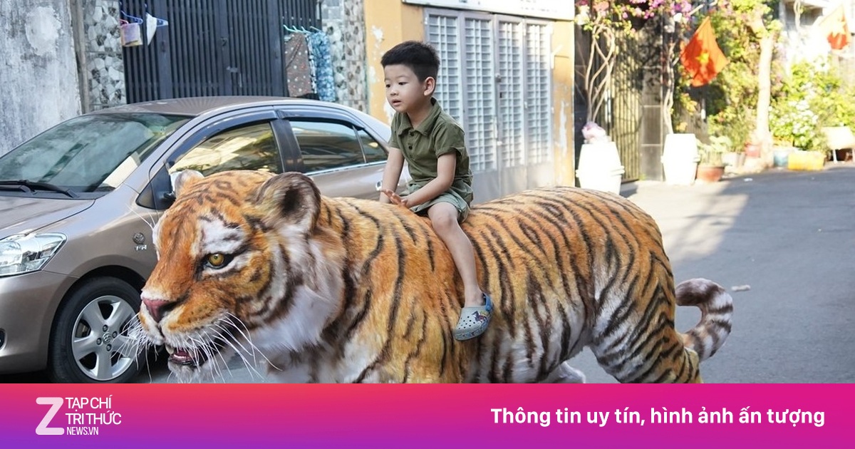 Mô hình hổ sống động như thật, xôn xao hẻm nhỏ TP.HCM
