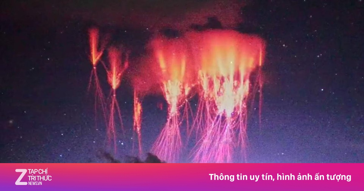 Hiện tượng sét đỏ thắp sáng bầu trời đêm Tây Tạng gây sốt mạng xã hội