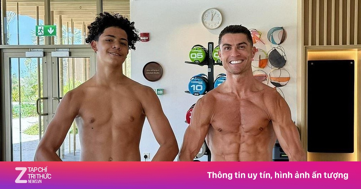 Bức ảnh của cha con Ronaldo viral vì chi tiết lạ