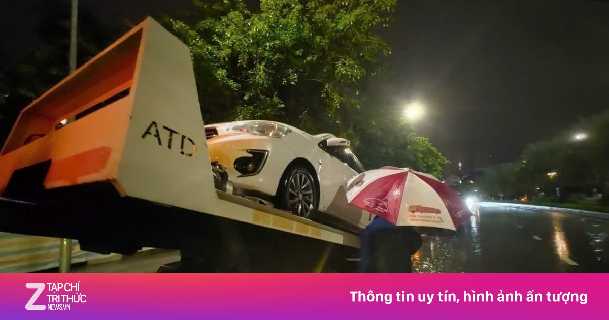 Trắng đêm cứu hộ ôtô ngập nước, chết máy do mưa bão