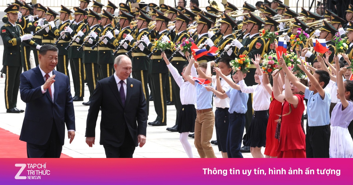 Các em thiếu nhi vẫy cờ hoa chào mừng Tổng thống Putin