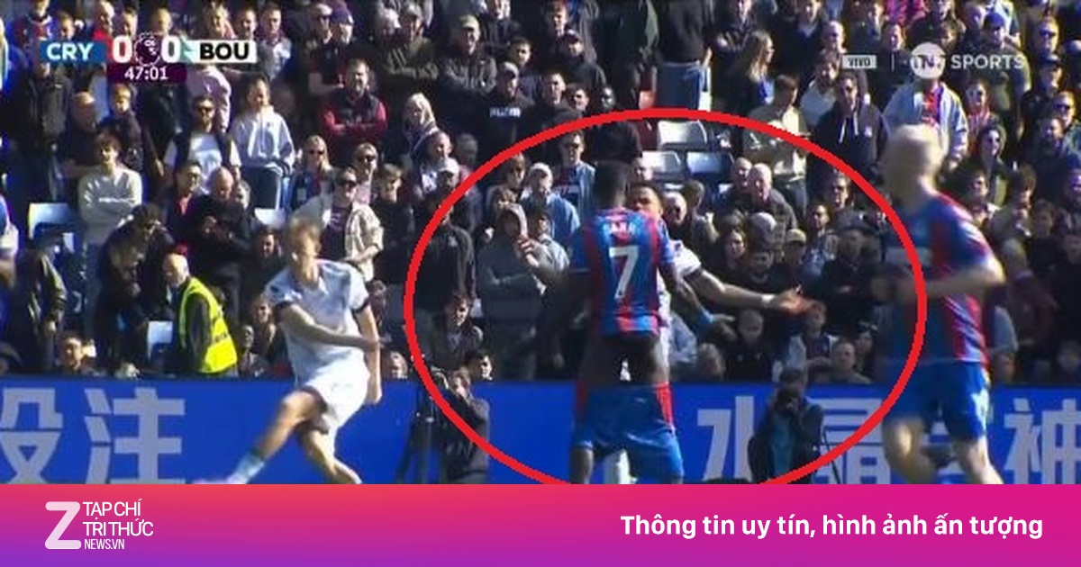 Cầu thủ Premier League bị kéo tụt quần