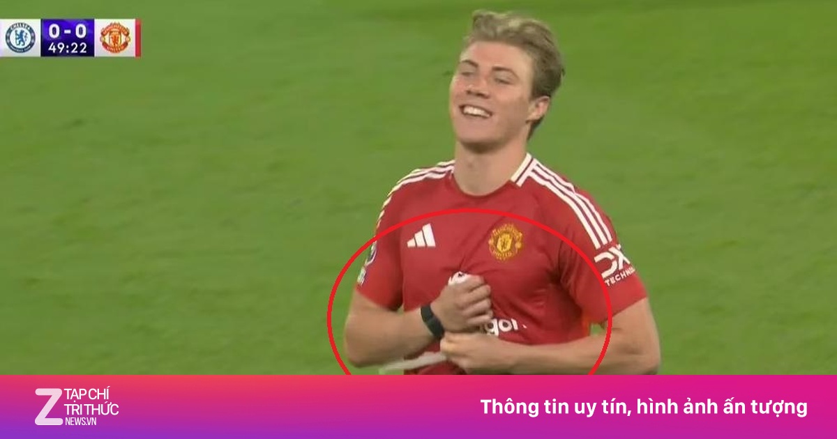Hojlund đeo đồng hồ thông minh thi đấu