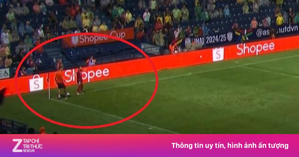 Trợ lý HLV Buriram nhận thẻ đỏ vì pha bóng xấu xí