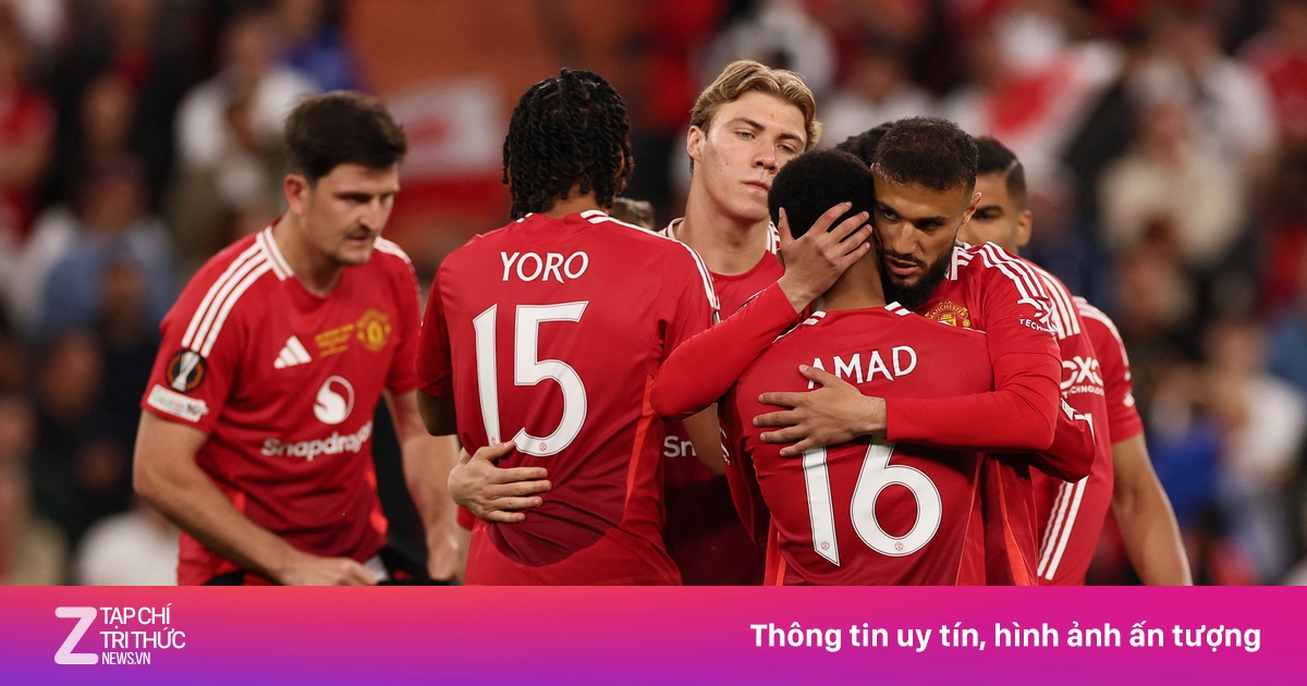 Cầu thủ Man United xin lỗi