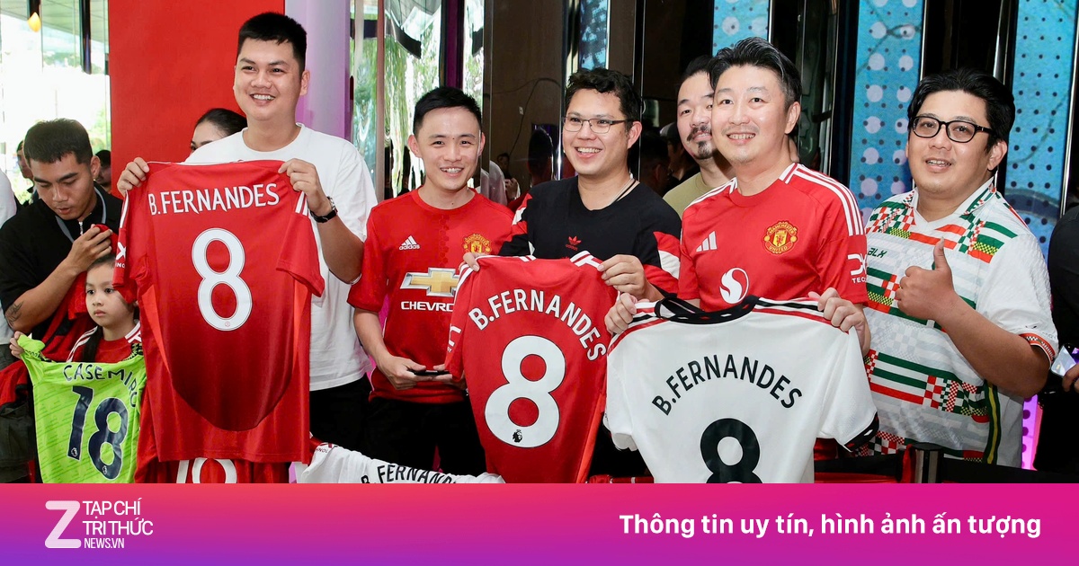 MU tới Malaysia muộn, fan chờ 3 tiếng