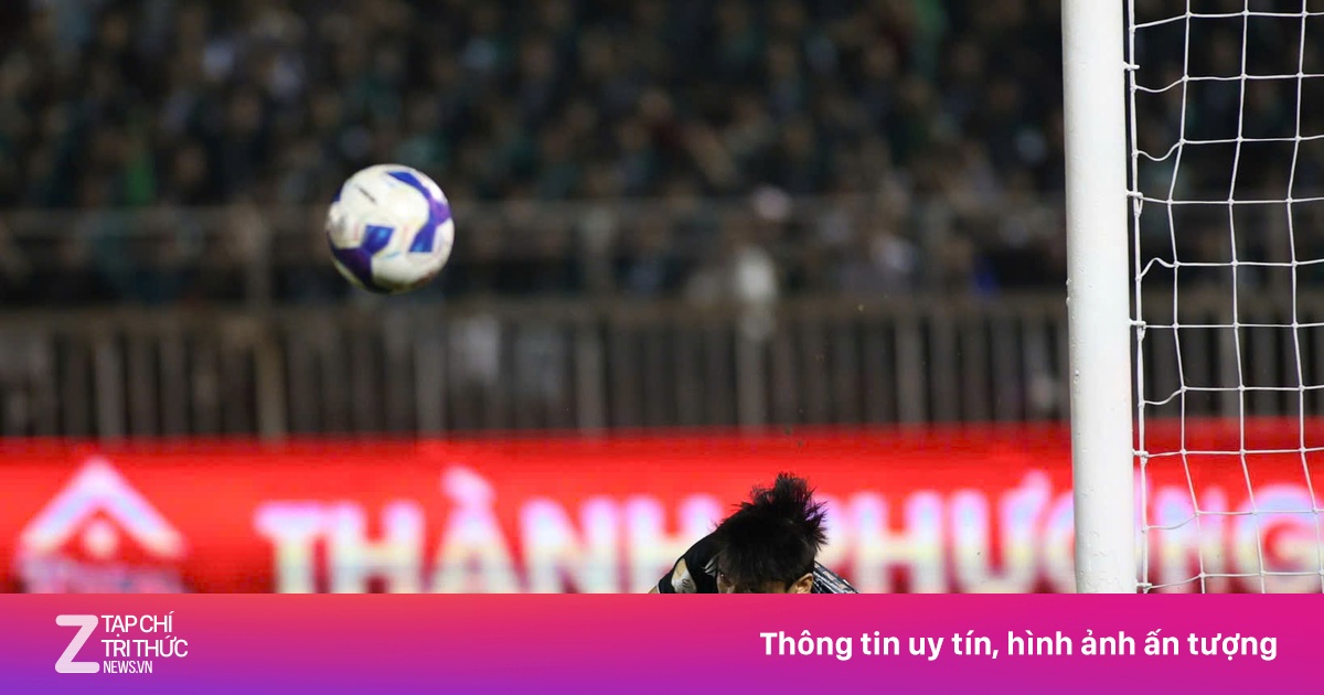 'Chai nước' giúp Bùi Tiến Dũng cản 11 m của Công Phượng