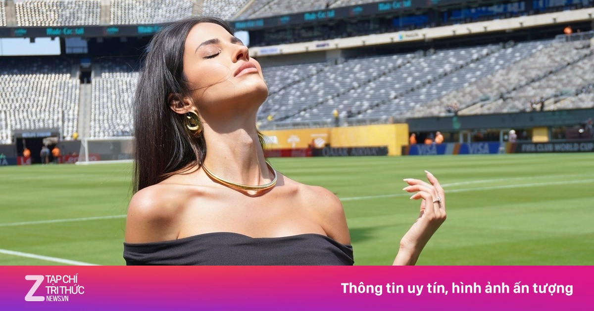 Nữ MC diện váy gợi cảm, mặc kệ bị gọi 'thô tục' ở Club World Cup