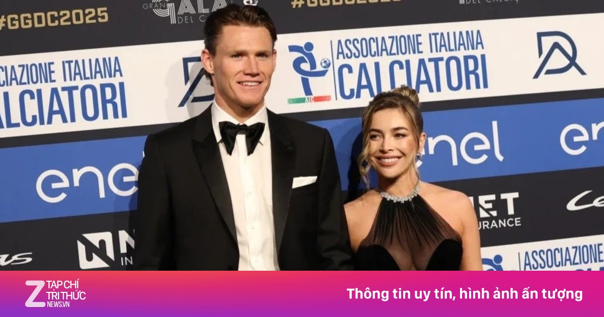 Bạn gái McTominay mặc xuyên thấu