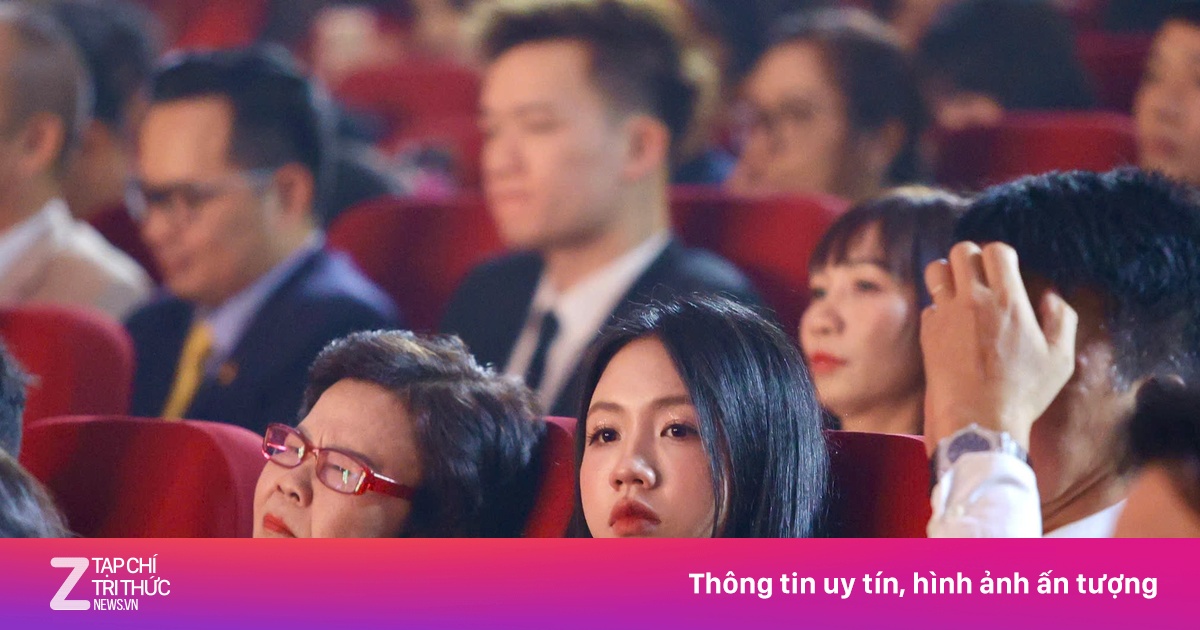 'Hot girl' tuyển Việt Nam gây chú ý ở gala Quả bóng vàng 2025