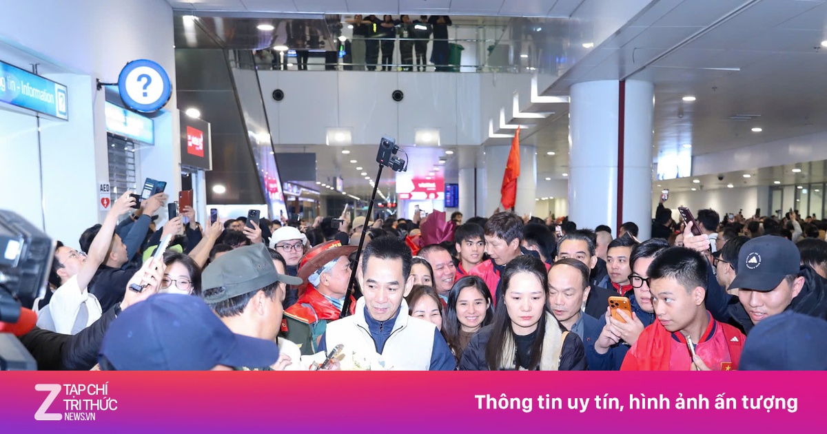 Biển người chào đón U23 Việt Nam về nước