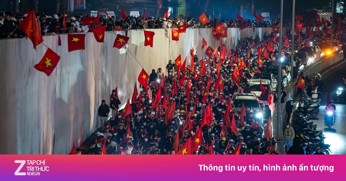 Hình ảnh CĐV Việt Nam đổ ra đường gây chú ý