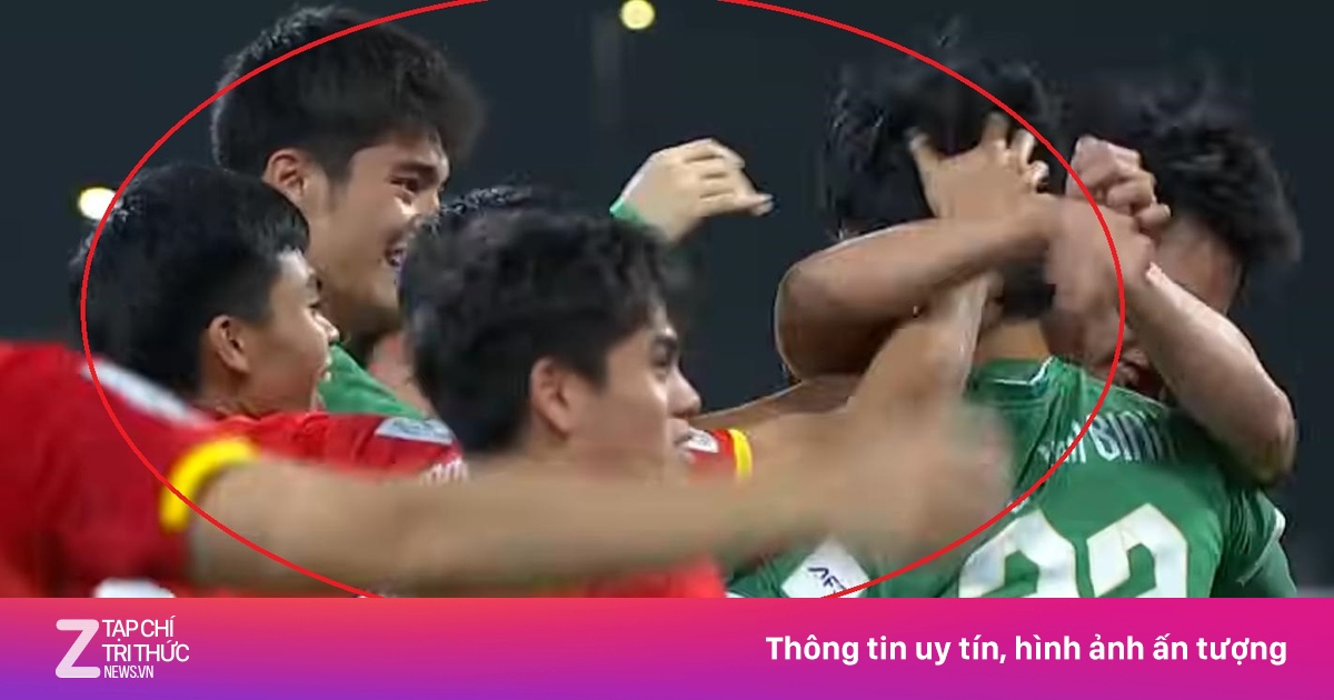 Khoảnh khắc cảm xúc của Trung Kiên dành cho Văn Bình