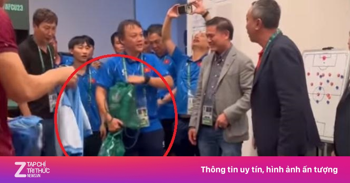 Ban tổ chức trao huy chương cho U23 Việt Nam bằng túi rút