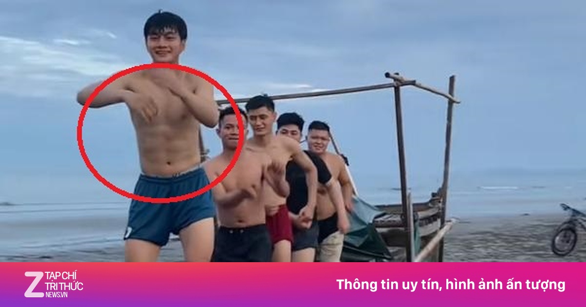 Cơ bụng 6 múi của Văn Bình gây chú ý