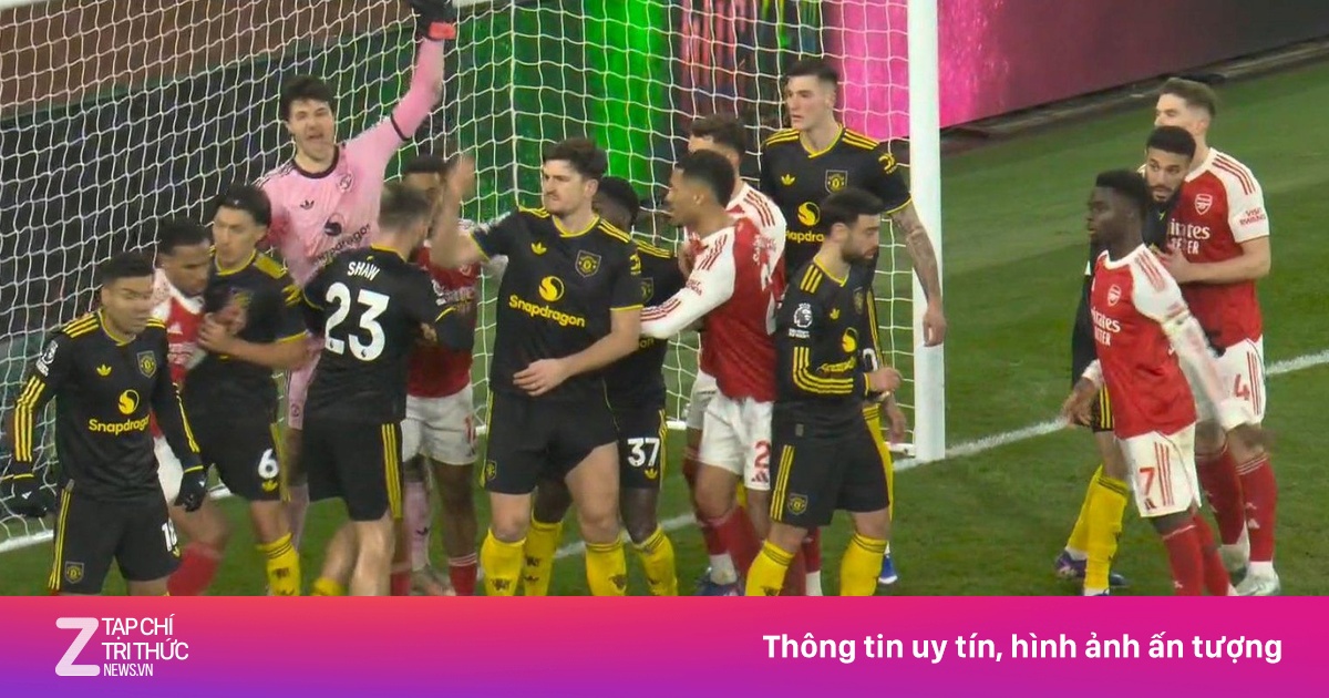 Hình ảnh trái ngược về phạt góc gây bão: MU bài bản, Arsenal gây tranh cãi