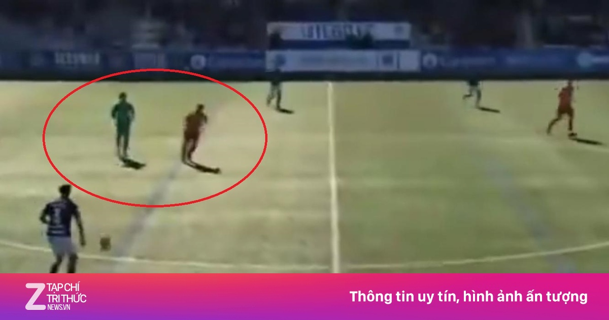 CLB Tây Ban Nha bố trí thủ môn lên đá ở giữa sân