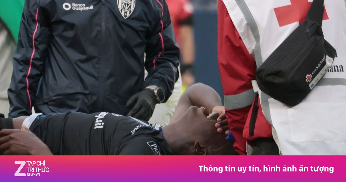 Cầu thủ gãy gập chân khi bị vào bóng thô bạo