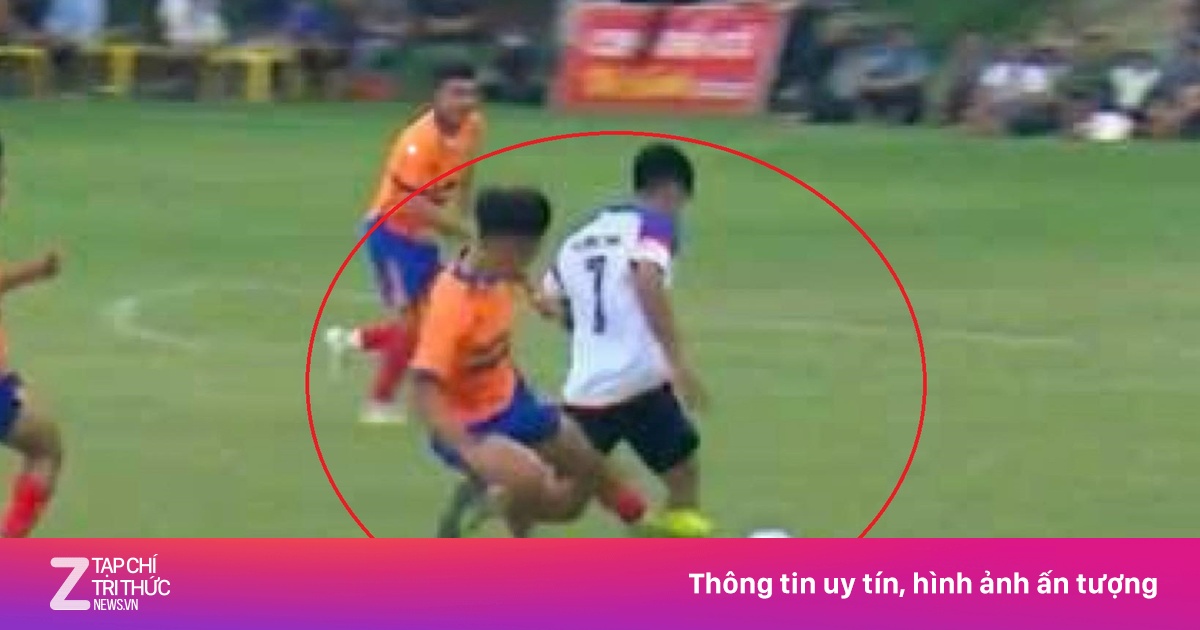 Pha vào bóng ghê rợn ở giải hội làng