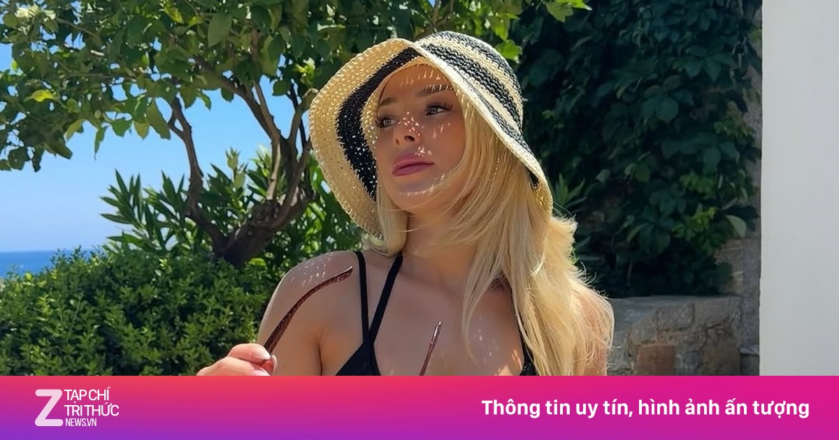 Nữ cầu thủ Madelene Wright gây chú ý với loạt ảnh bikini gợi cảm bên bờ biển