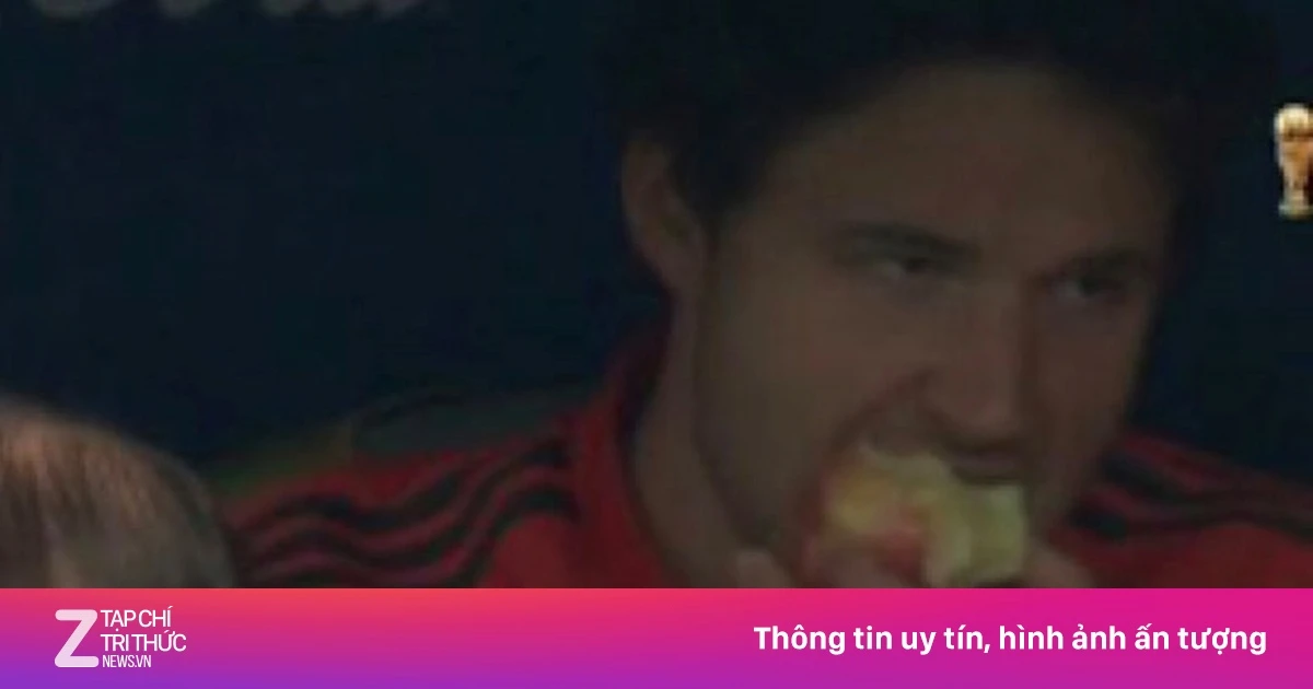 Tuyển Bỉ đang thua 0-2, thủ môn MU vẫn ung dung ăn táo