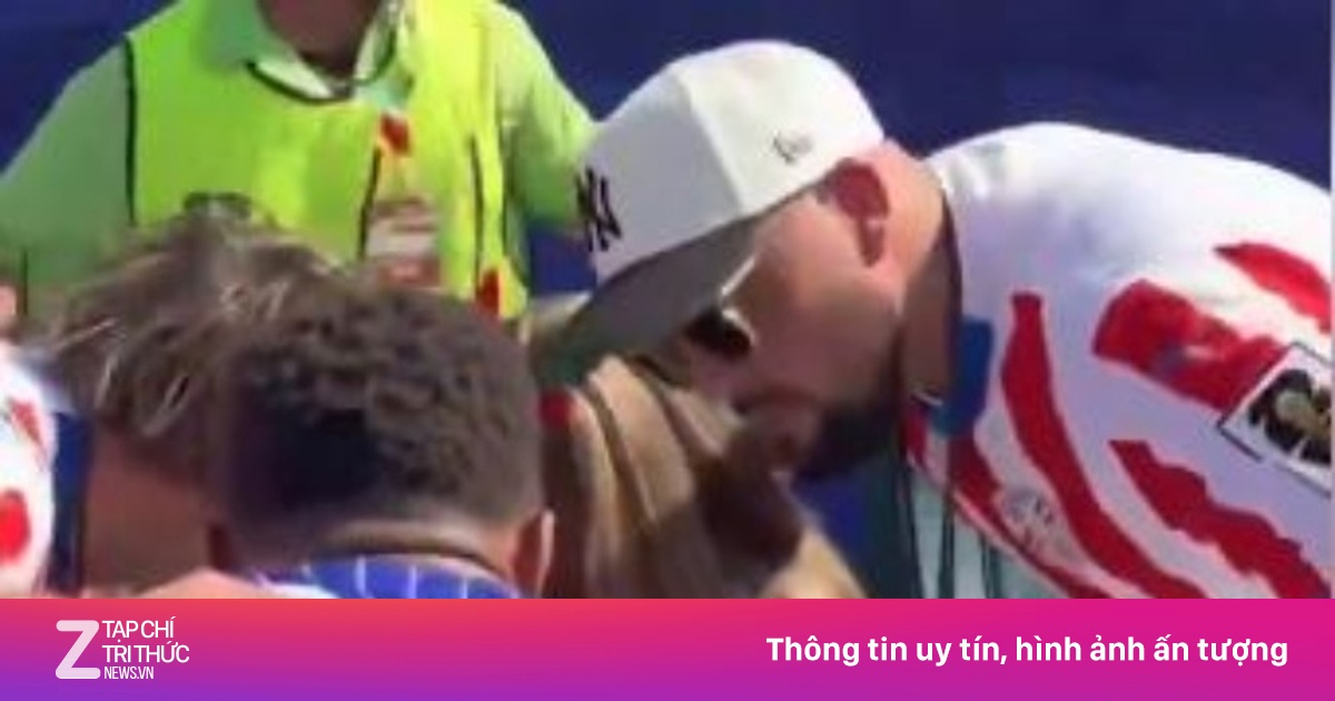 Mbappe xin lỗi sau khi khiến nữ CĐV bật khóc