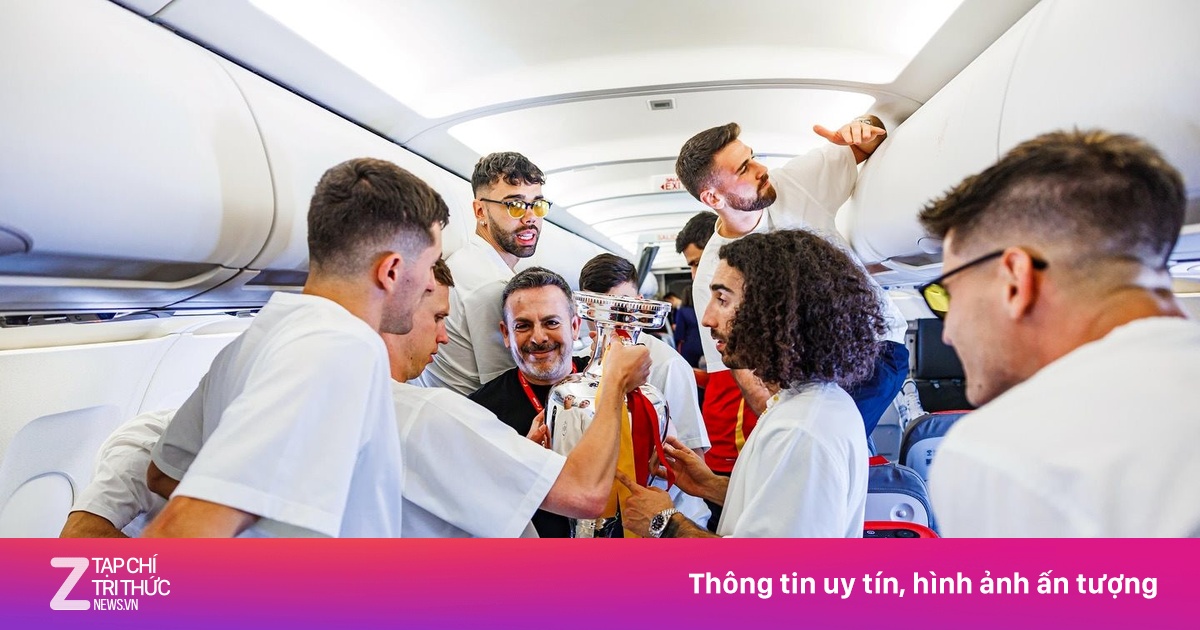 Cầu thủ Tây Ban Nha chỉ bay hạng phổ thông về nước