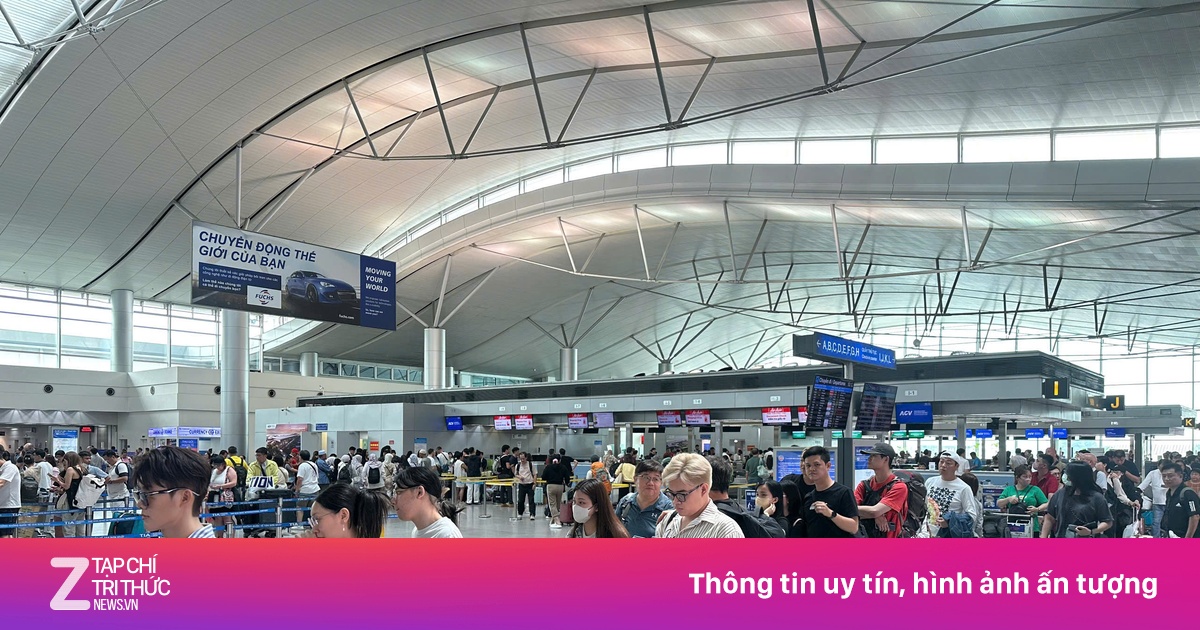 Hơn trăm nghìn khách qua sân bay Tân Sơn Nhất mỗi ngày dịp 30/4