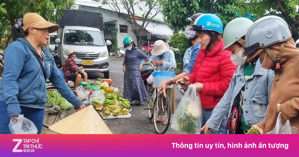 'Mấy hôm nay mua rau đắt hơn cá thịt'