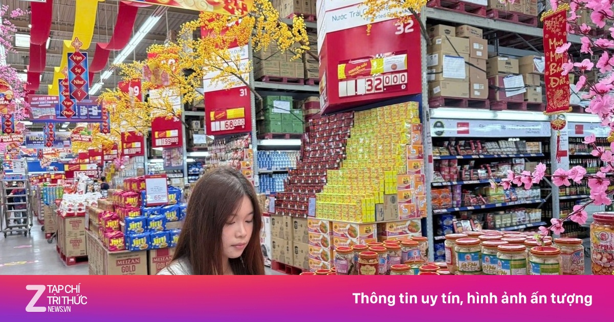 Người dân nườm nượp mua sắm, siêu thị TP.HCM 'nóng' trước cao điểm Tết