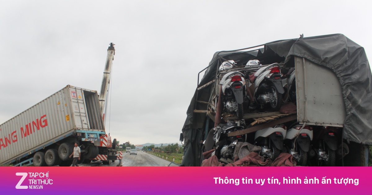Container đâm xe chở 40 xe tay ga đắt tiền - Xã hội - ZNEWS.VN
