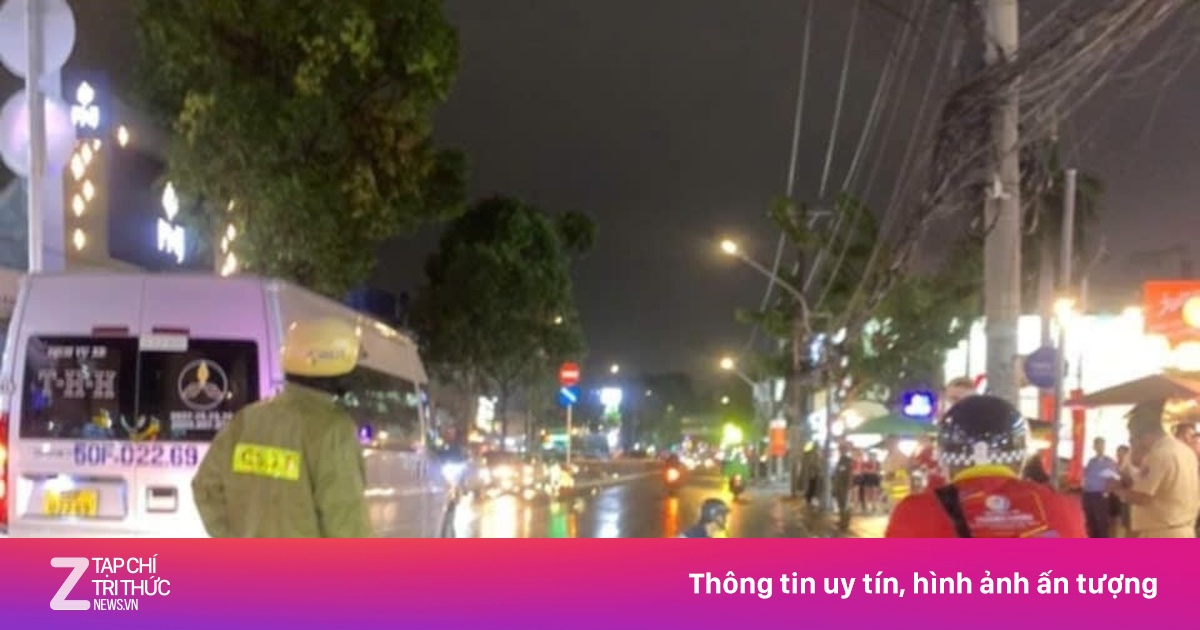 Xe máy va chạm ôtô khách trong cơn mưa tầm tã, nam sinh viên tử vong