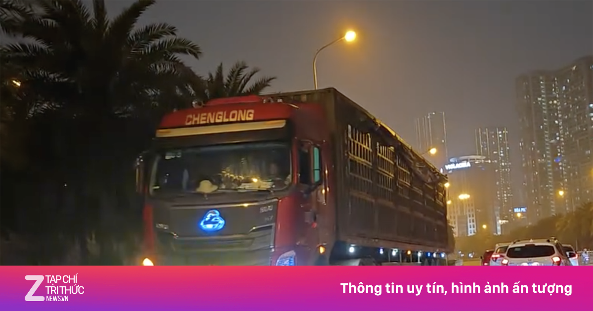 Ôtô đi ngược chiều rọi đèn sáng choang ở Hà Nội